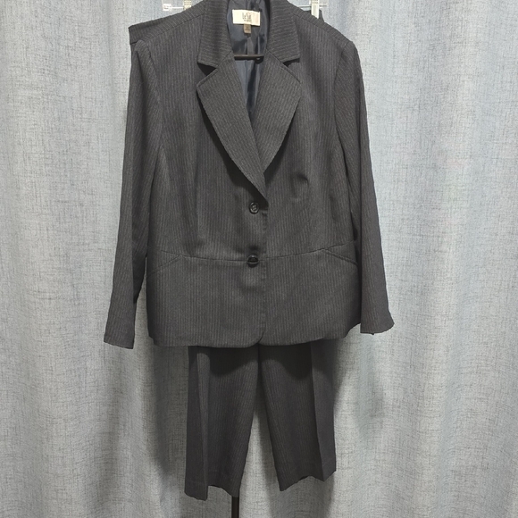 Le Suit Pants - Le Suit Dark Gray Pinstripe Pantsuit Excellent Condition Size 22 W
